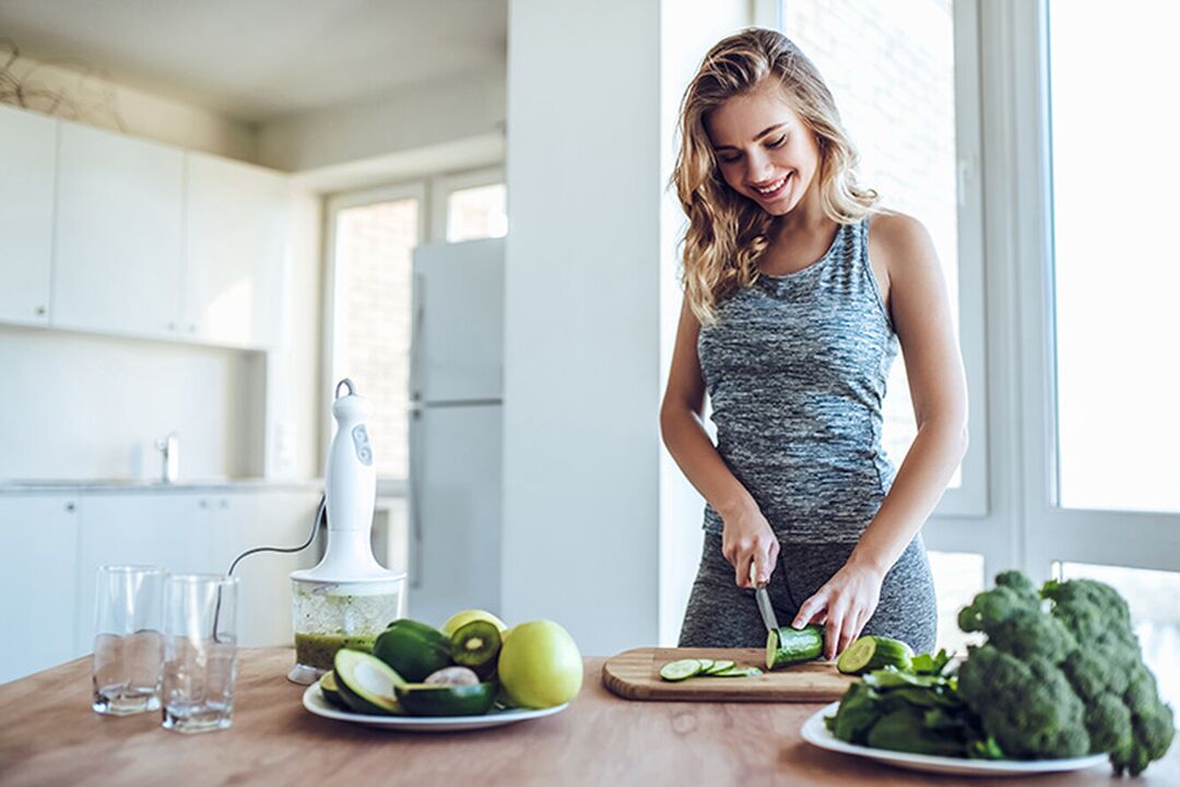 Das Mädchen bereitet eine gesunde Ernährung vor, nachdem es die tägliche Kalorienaufnahme berechnet hat