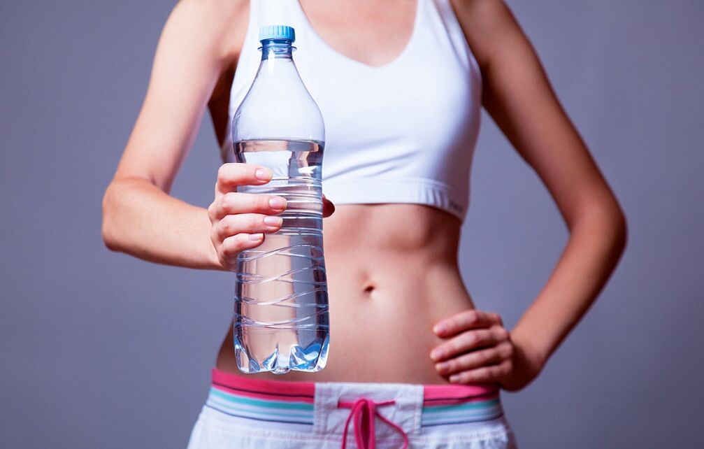 Um effektiv abzunehmen, müssen Sie ausreichend Wasser zu sich nehmen